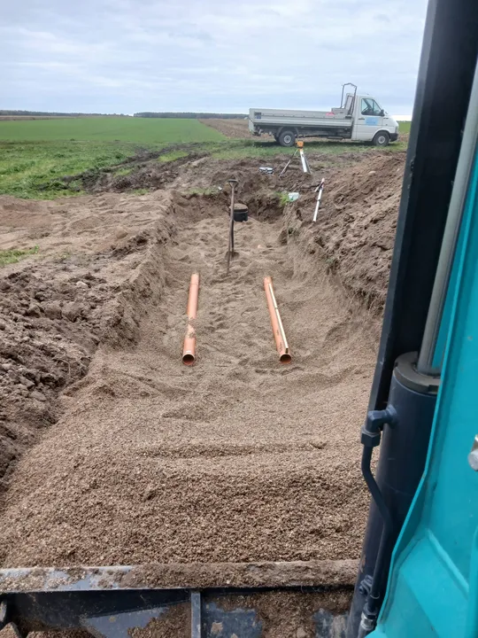 Pole rozsączające w żwirze z rurami wentylacyjnymi
